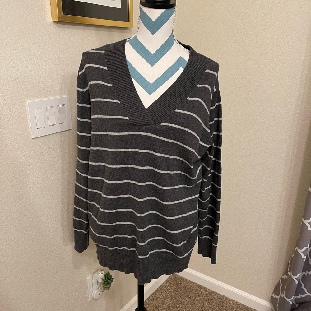 🔴 3/$15 🔴 
Gap striped v neck sweater